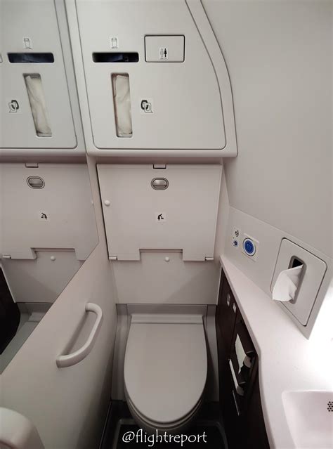 Singapore Airlines flight SQ916 .